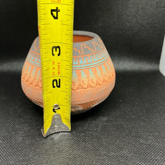 Small Navajo pottery vase - Picture 5 of 8